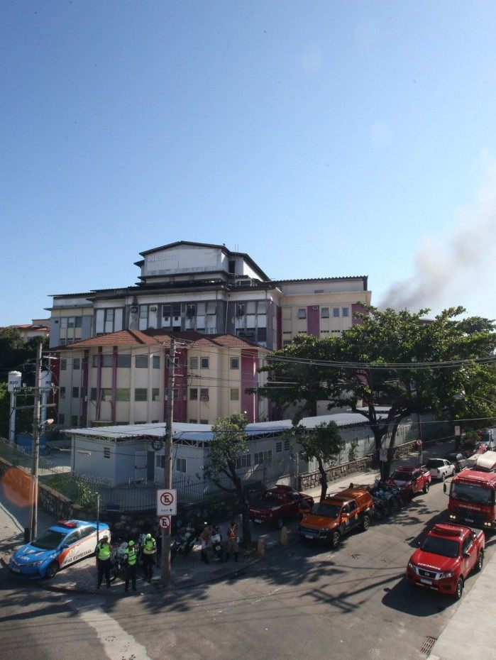Bombeiros foram acionados para os primeiros sinais de fumaça no HFB, às 9h50 de ontem. A PM interditou a pista lateral da Avenida Brasil