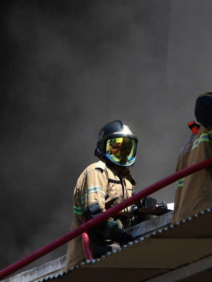 Bombeiros combatem fogo no Hospital Federal de Bonsucesso
