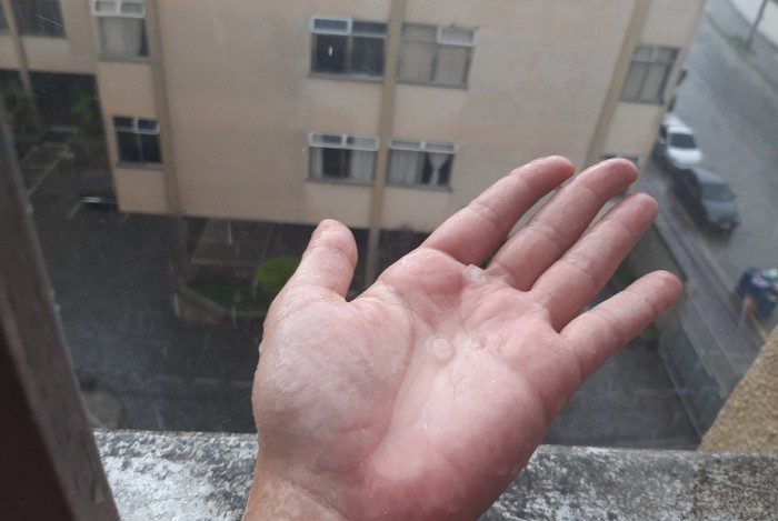 Chuva forte com precipitação de granizo em Nova Friburgo