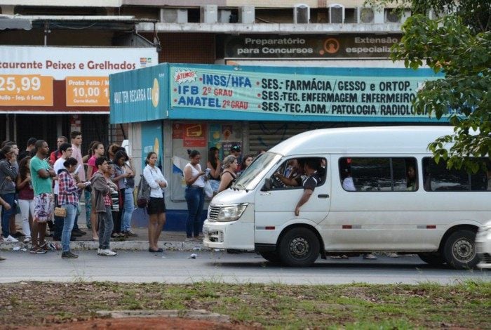 Na volta para casa, após a prova, candidatos lotaram as paradas a espera de ônibus ou fizeram uso de transporte pirata (Elza Fiuza/Agência Brasil)
