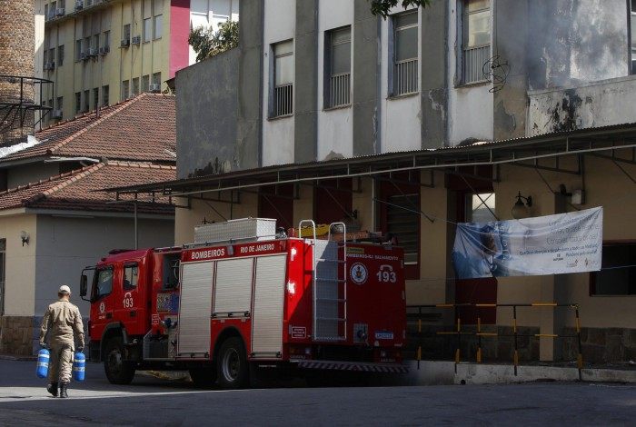 Bombeiros ainda realizam o rescaldo do incêndio no Hospital Federal de Bonsucesso, Zona Norte do Rio