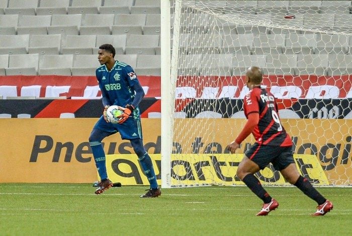 O jovem goleiro Hugo não deixou passar nada, ontem, na Arena