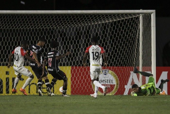 Brazil's Vasco da Gama forward Tiago Reis (2-L) scores against Venezuela's Caracas during their closed-door Copa Sudamericana second round football match at the Sao Januario stadium in Rio de Janeiro, Brazil, on October 28, 2020, amid the COVID-19 novel coronavirus pandemic. (Photo by RICARDO MORAES / POOL / AFP)