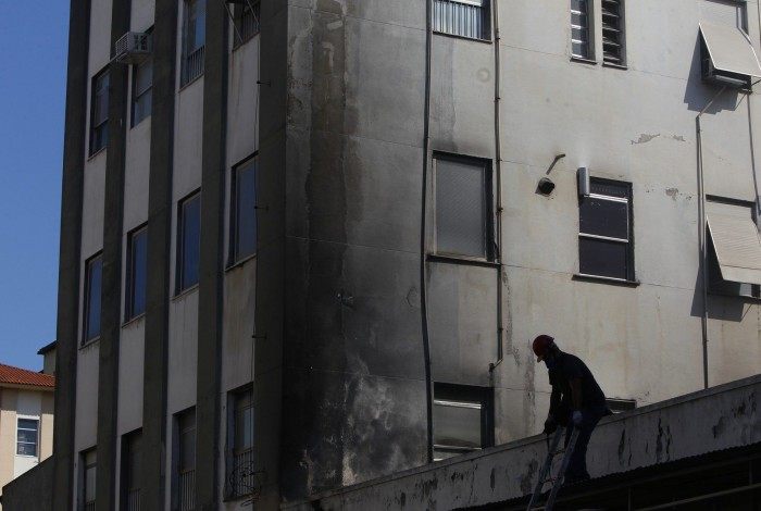 Bombeiros realizam rescaldo no Hospital Federal de Bonsucesso, Zona Norte do Rio