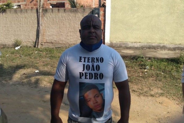 Neilton da Costa Pinto veste camiseta com o rosto do filho estampando nela e a frase 'Eterno João Pedro'