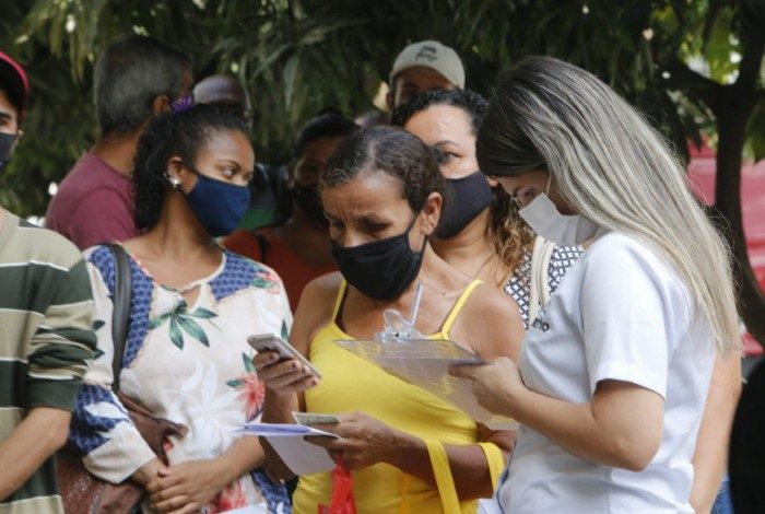 Pacientes fazem fila para buscar informações no Hospital Federal de Bonsucesso