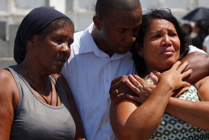 Parentes se despedem de Marcos Paulo Luiz, vítima do incêndio, sepultado no Cemitério de Nova Iguaçu
