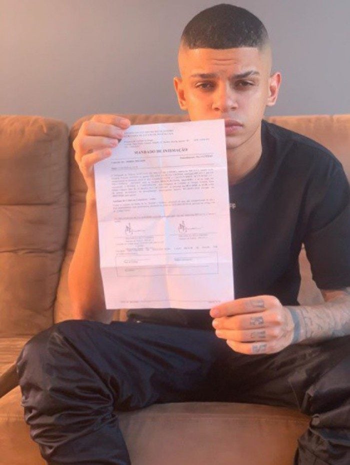 MC Maneirinho exibe intimação