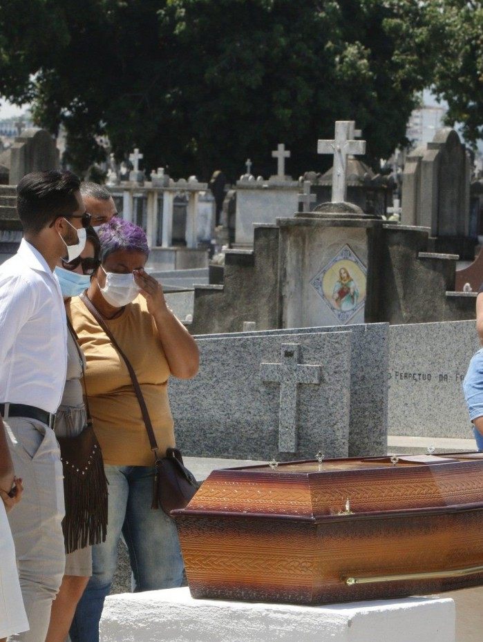 Rio de Janeiro - RJ  - 29/10/2020 - Geral - Sepultamento de Nubia, no cemiterio de Inhauma, zona norte do Rio, vitima do incendio que atingiu o Hospital Federal de Bonsucesso - Foto Reginaldo Pimenta / Agencia O Dia