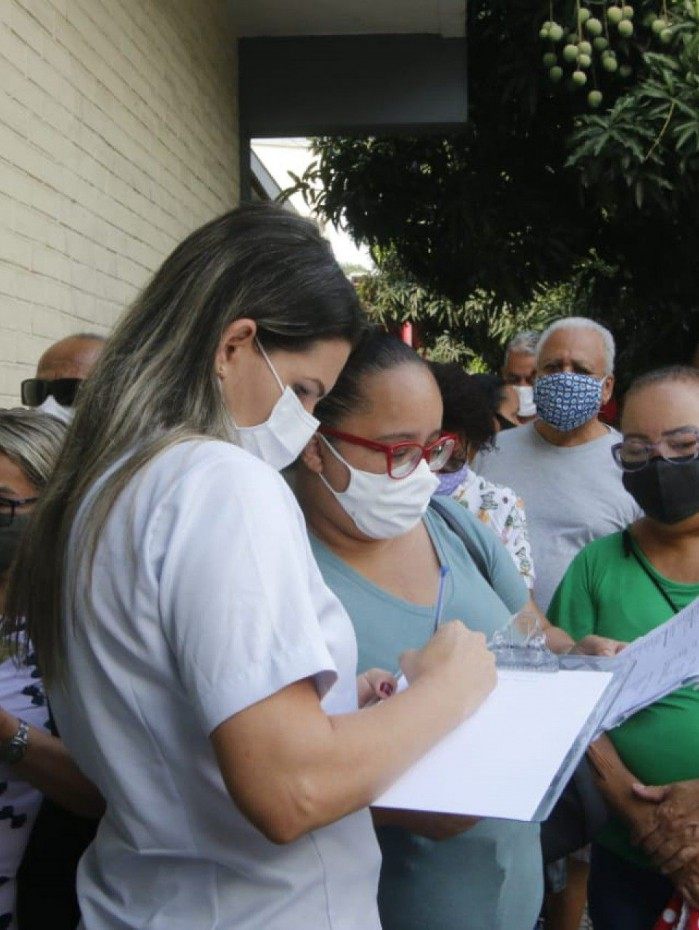 Pacientes fazem fila para buscar informações no Hospital Federal de Bonsucesso