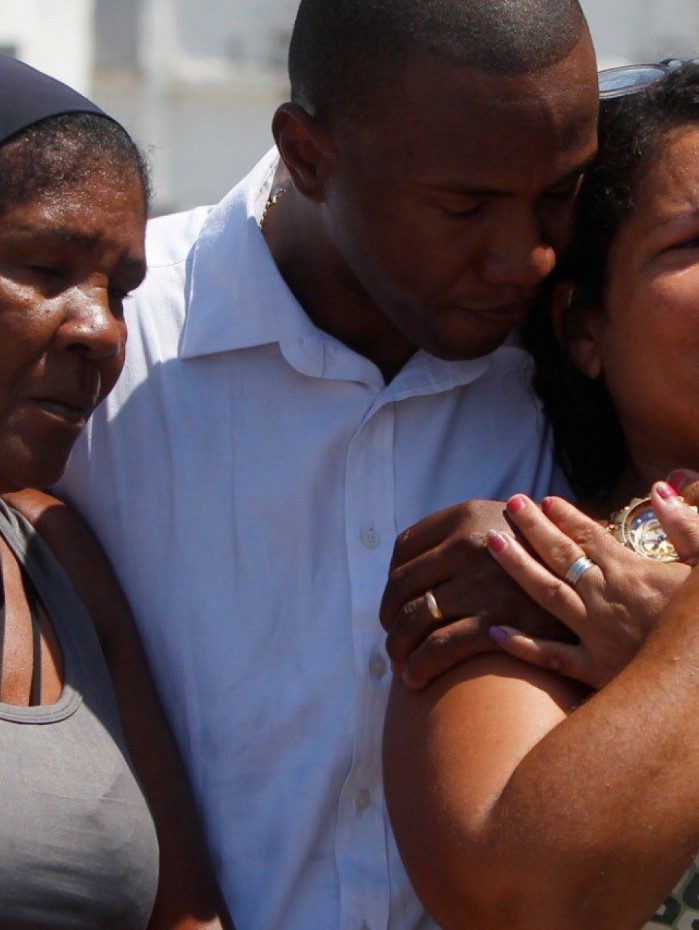 Parentes se despedem de Marcos Paulo Luiz, v&iacute;tima do inc&ecirc;ndio, sepultado no Cemit&eacute;rio de Nova Igua&ccedil;u