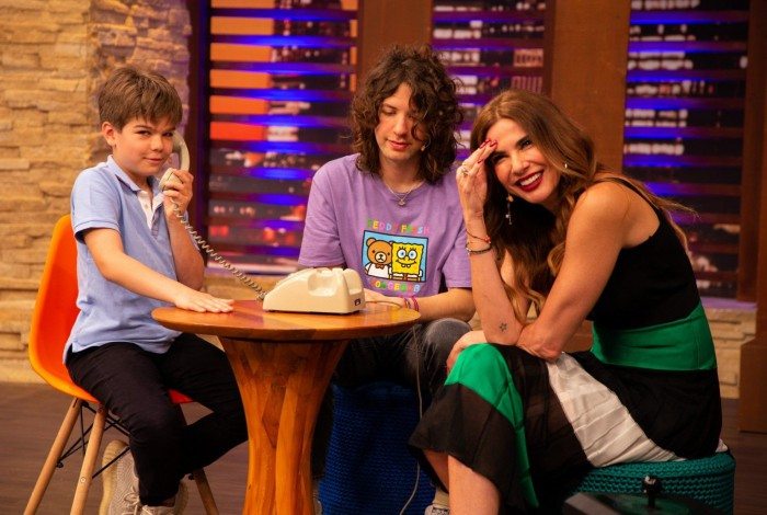 Em edi&ccedil;&atilde;o especial de anivers&aacute;rio, Luciana Gimenez recebe os dois filhos no palco de seu talk show