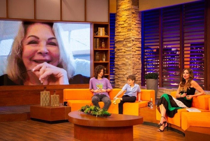 Em edi&ccedil;&atilde;o especial de anivers&aacute;rio, Luciana Gimenez recebe os dois filhos no palco de seu talk show