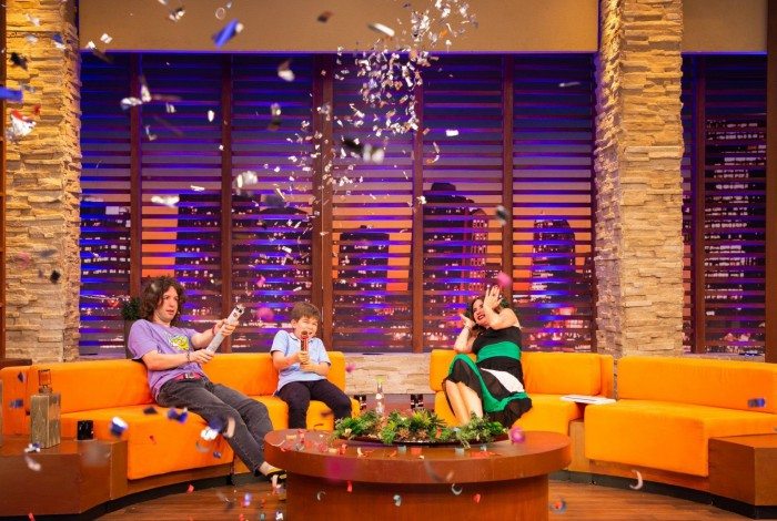 Em edi&ccedil;&atilde;o especial de anivers&aacute;rio, Luciana Gimenez recebe os dois filhos no palco de seu talk show