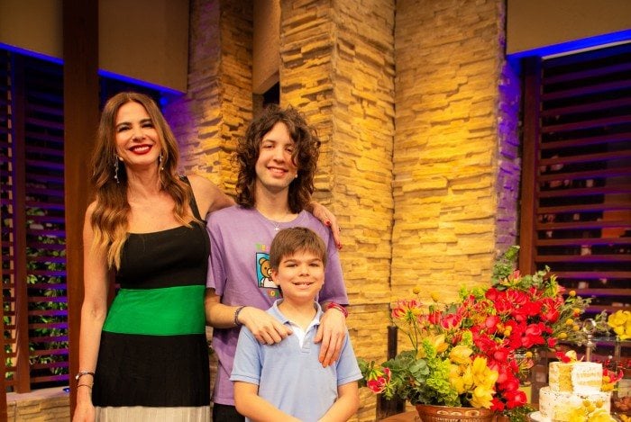 Em edi&ccedil;&atilde;o especial de anivers&aacute;rio, Luciana Gimenez recebe os dois filhos no palco de seu talk show