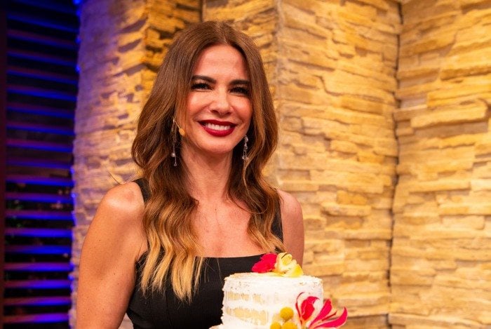Luciana Gimenez comemora seu anivers&aacute;rio no palco do programa