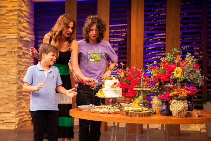 Em edição especial de aniversário, Luciana Gimenez recebe os dois filhos no palco de seu talk show