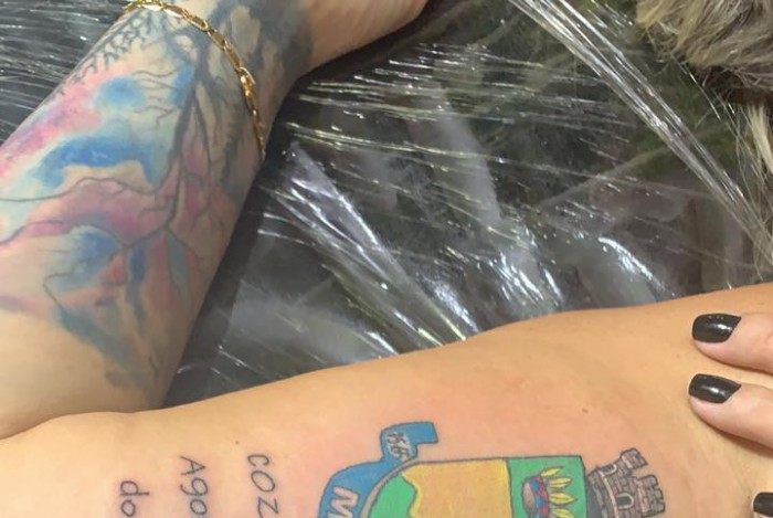 Tatuagem de Renata Castro em homenagem a fam&iacute;lia Cozzolino