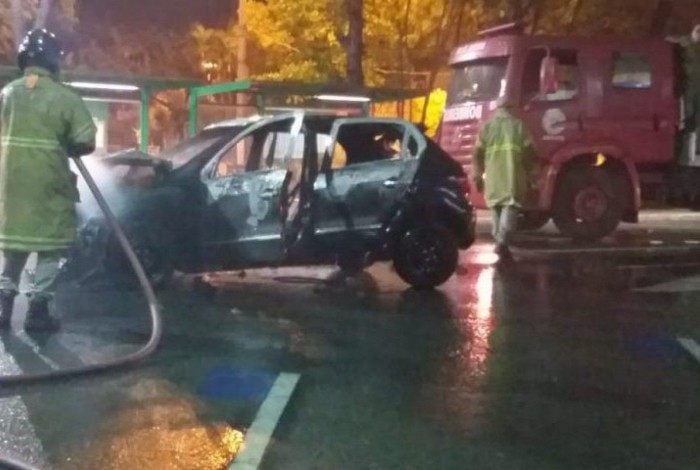 Veículo de passeio pega fogo após batida em Volta Redonda