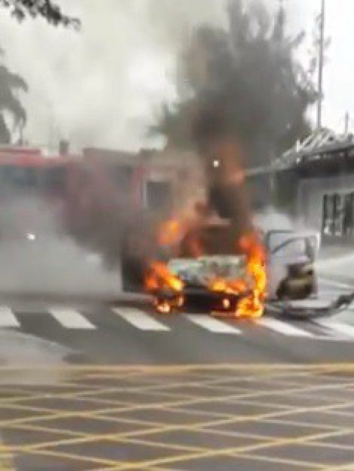 Bombeiros tentam controlar as chamas do veículo