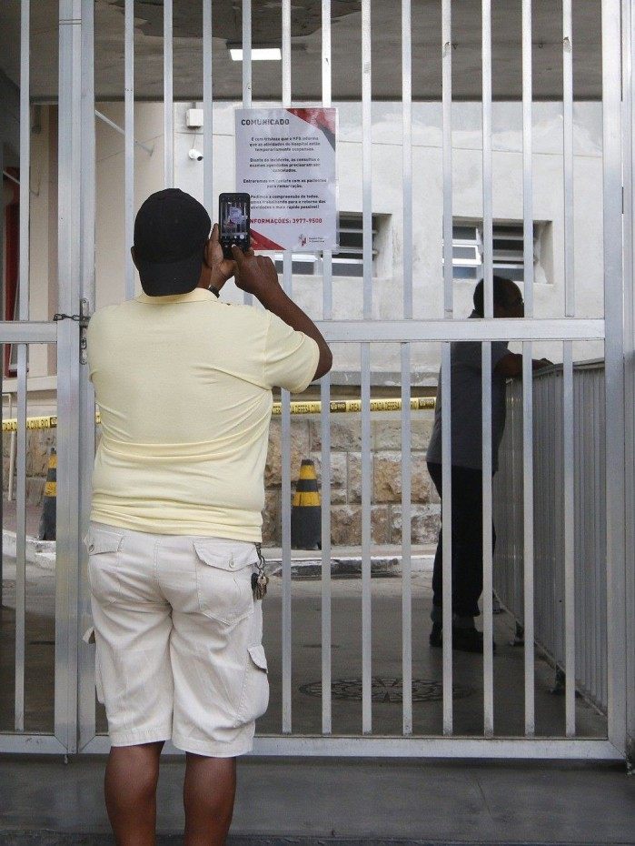 Rio de Janeiro - RJ  - 30/10/2020 - Geral - Hospital Federal de Bonsucesso, na Zona Norte do Rio, apos ser atingido por incendio na manha de terça-feira - na foto, movimentaçao de pessoas em busca de informaçao sobre consustas, exames e outros tratamentos -  Foto Reginaldo Pimenta / Agencia O Dia - Reginaldo Pimenta / Agencia O Dia