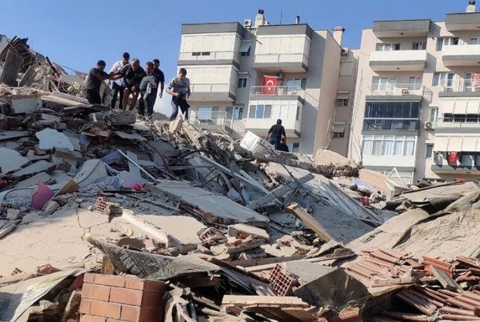 Grécia e Turquia sofrem por conta de terremoto e tsunami devastadores

