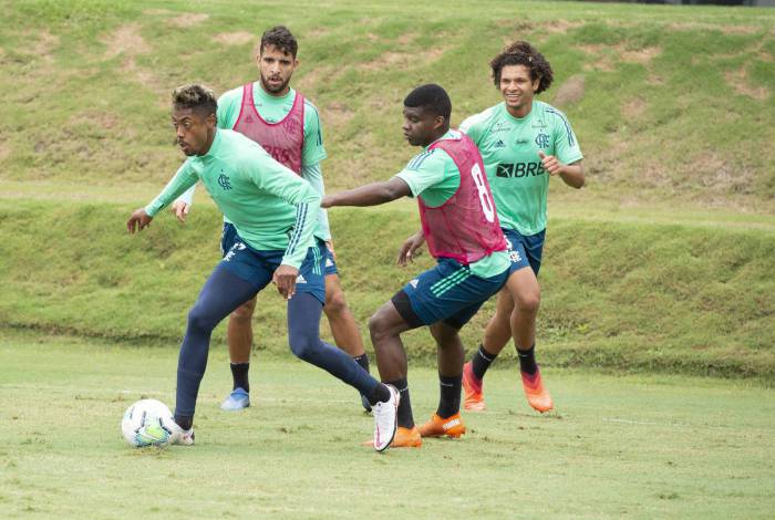 Bruno Henrique recebe a marcação do atacante reserva Lincoln na atividade no Ninho do Urubu