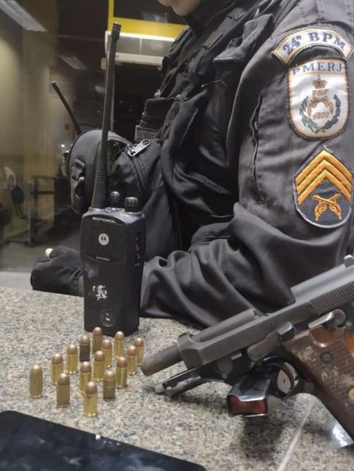 Arma apreendida com munições: polícia a pé e com uma lanterna surpreendeu suspeitos e dois deles foram presos - Divulgação - 24º BPM