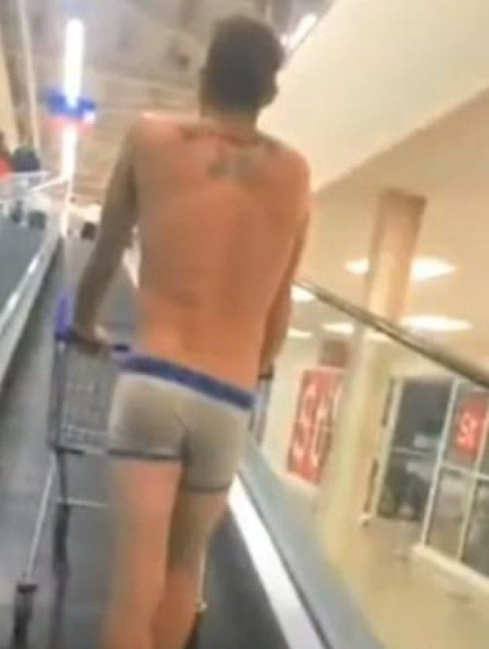 Homem faz compras só de cueca em protesto por roupa ser considerada 'item não essencial' no País de Gales
 - Reprodução/Internet