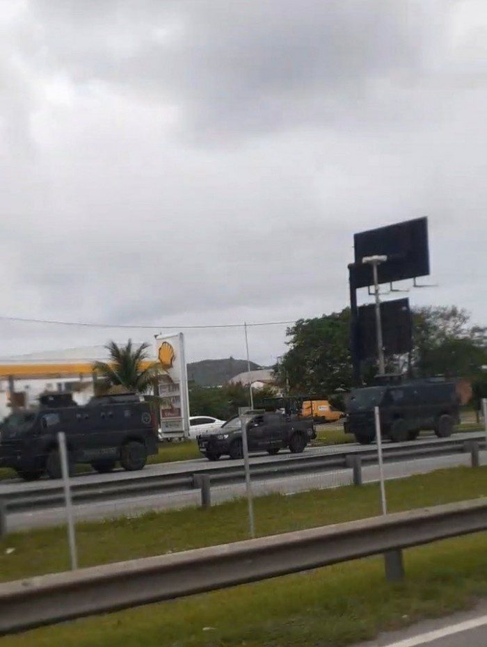 Blindados do BOPE a caminho do Complexo do Salgueiro, em São Gonçalo - Reprodução/Twitter