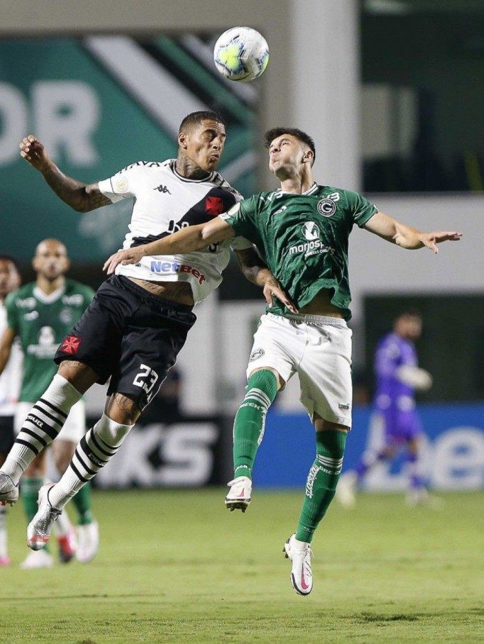 Carlinhos e Shaylon disputam a bola no empate que deixou a desejar no Serrinha