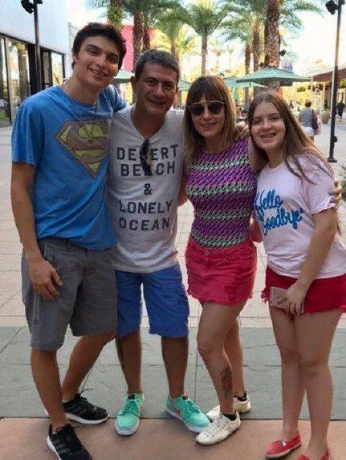 Adrian, Tom, Alessandra e Alissa, em 2017, na Disney