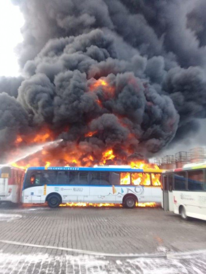 Incêndio em garagem de ônibus em Magalhães Bastos