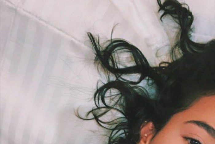 Bruna Marquezine sensualiza na cama com os filtros do Instagram