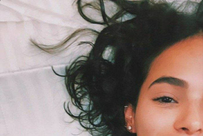 Bruna Marquezine sensualiza na cama com os filtros do Instagram