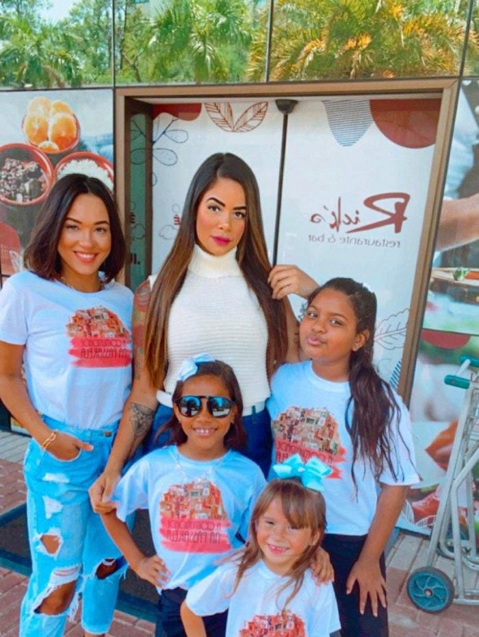 A empreendedora Iris Albuquerque, de 29 anos, com alunas do projeto 'A Comunidade na Passarela'