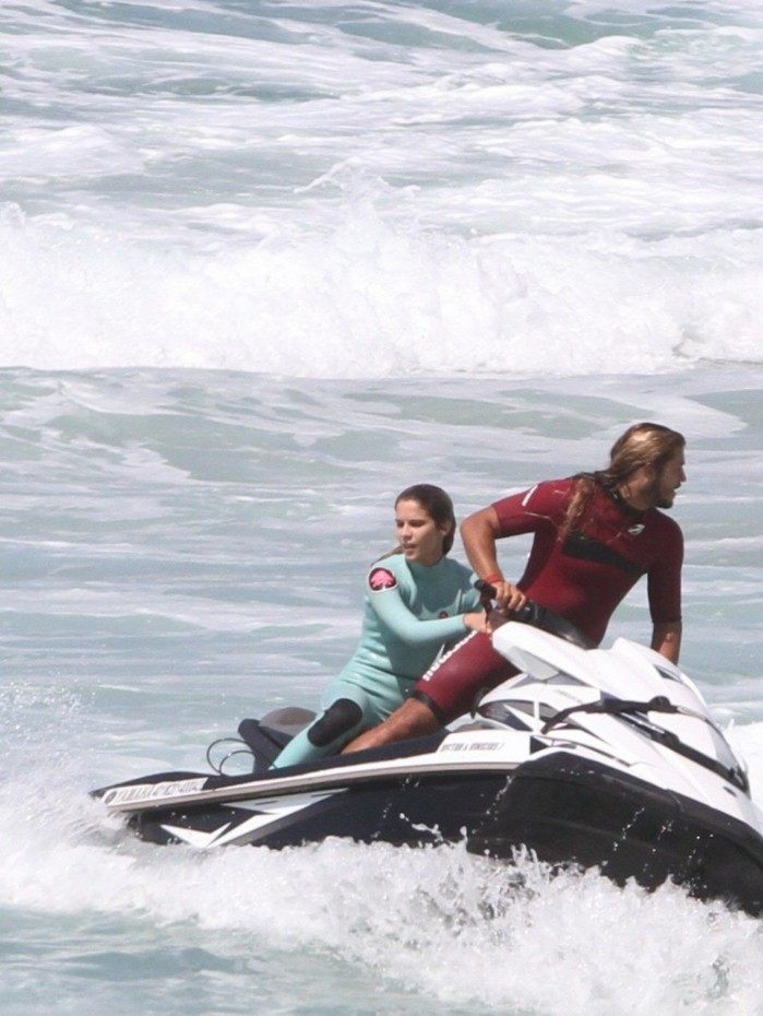 Isabella Santoni e o namorado, Caio Vaz, andam de jet-ski em praia do Rio