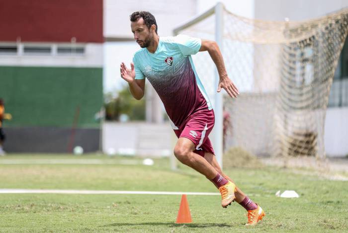 Nenê se recupera de lesão na coxa sofrida na vitória sobre o Santos