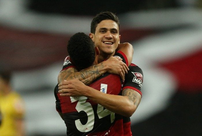 Pedro festeja o gol que abriu o placar no Maracanã diante do Athletico