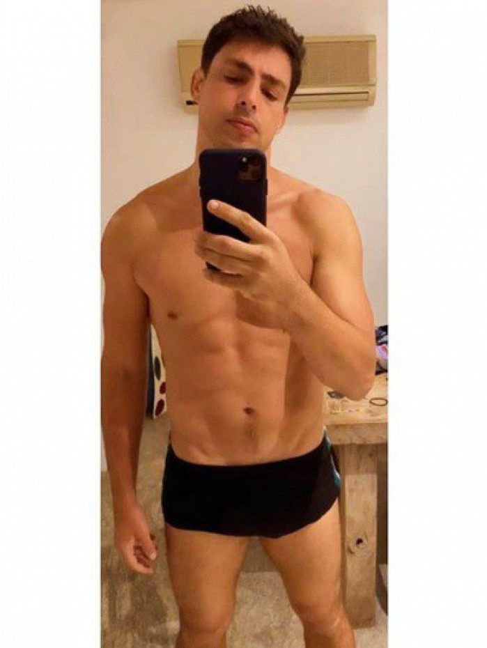 Cau&atilde; Reymond mostra tanquinho ap&oacute;s exerc&iacute;cio