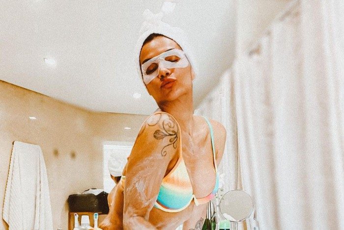 Kelly Key tem dia de spa em casa