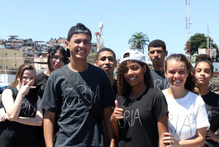 Laura (de branco) é atriz e educadora social