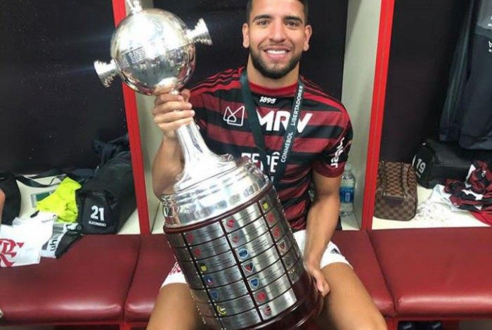 Pepê comemorando título da Libertadores pelo Flamengo