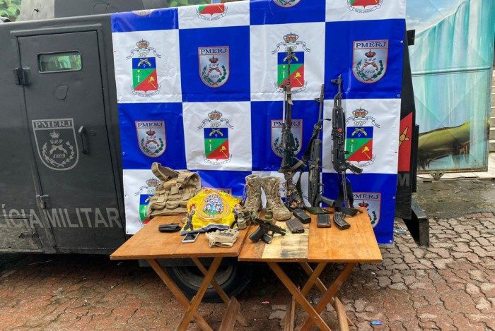 PM apreende fuzis durante operação contra grupos paramilitares que atuam na Praça Seca e Campinho