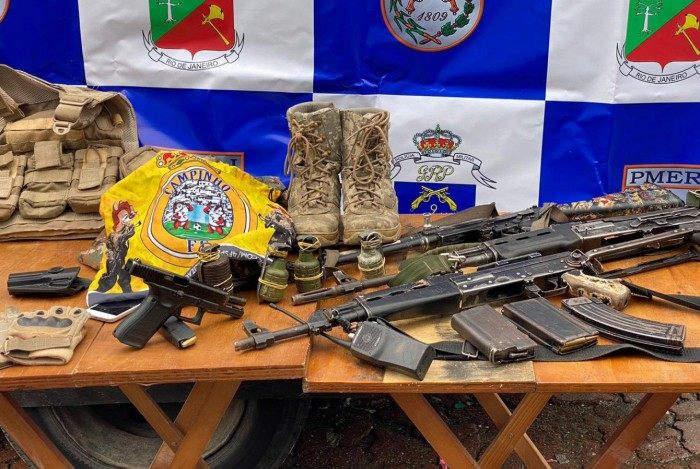 PM apreende fuzis durante operação contra grupos paramilitares que atuam na Praça Seca e Campinho