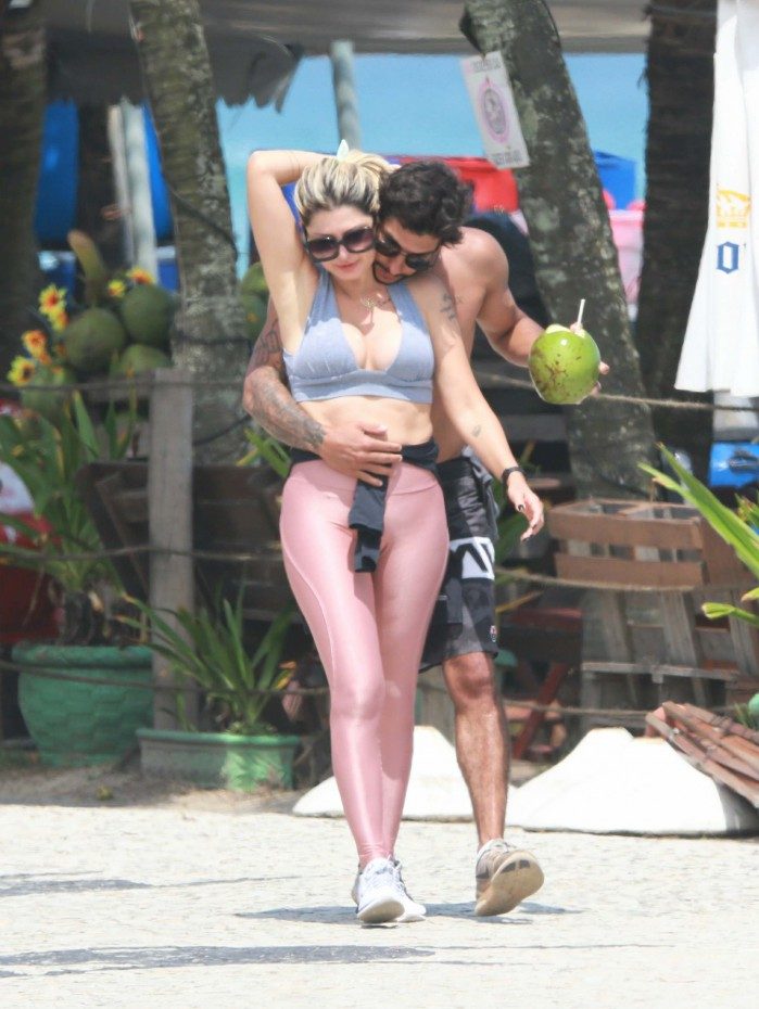 Ant&ocirc;nia Fontenelle passeia na orla com novo namorado