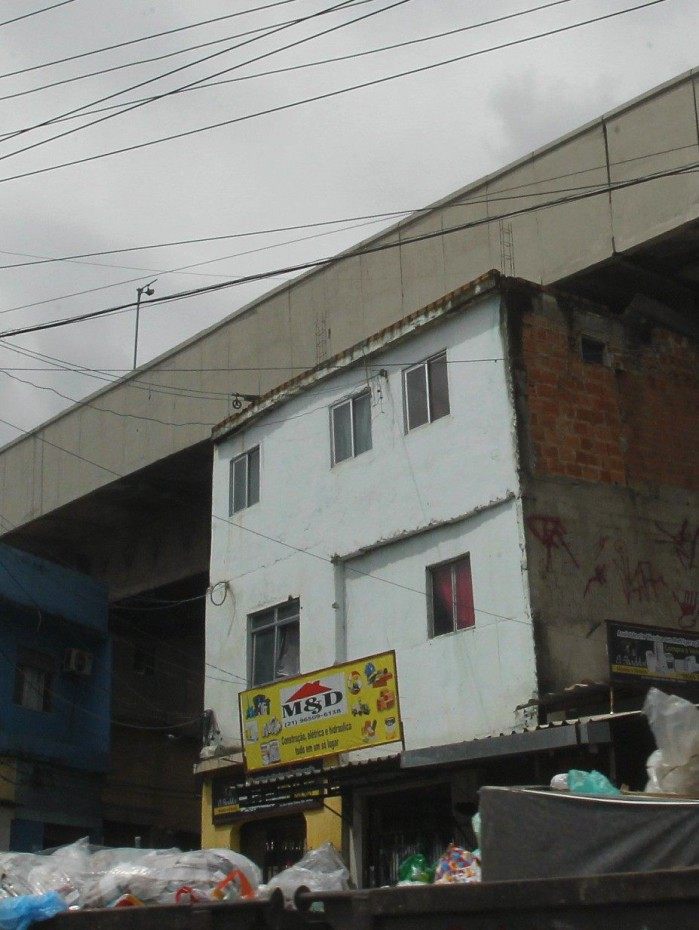 Casas construídas debaixo da linha do metrô na Av. Dom Hélder Câmara, no Jacaré