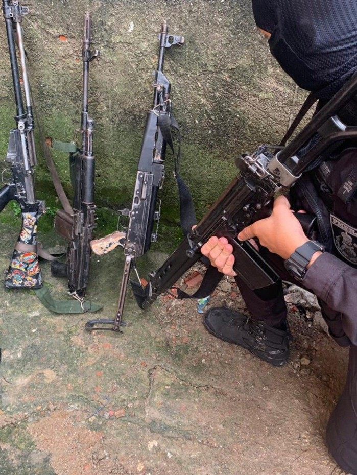 PM apreende fuzis durante operação contra grupos paramilitares que atuam na Praça Seca e Campinho