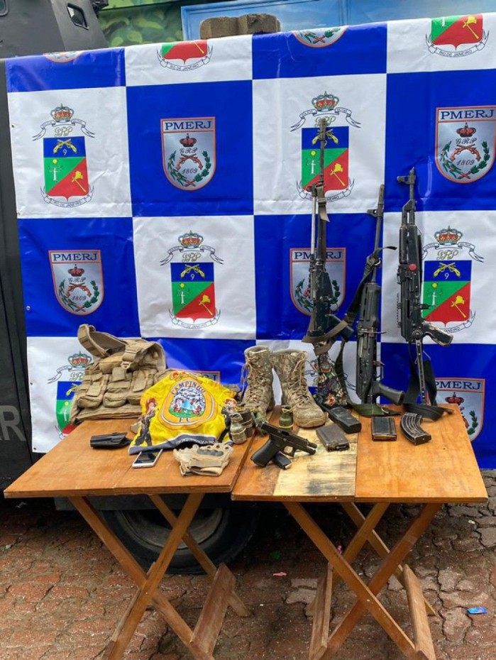 PM apreende fuzis durante operação contra grupos paramilitares que atuam na Praça Seca e Campinho