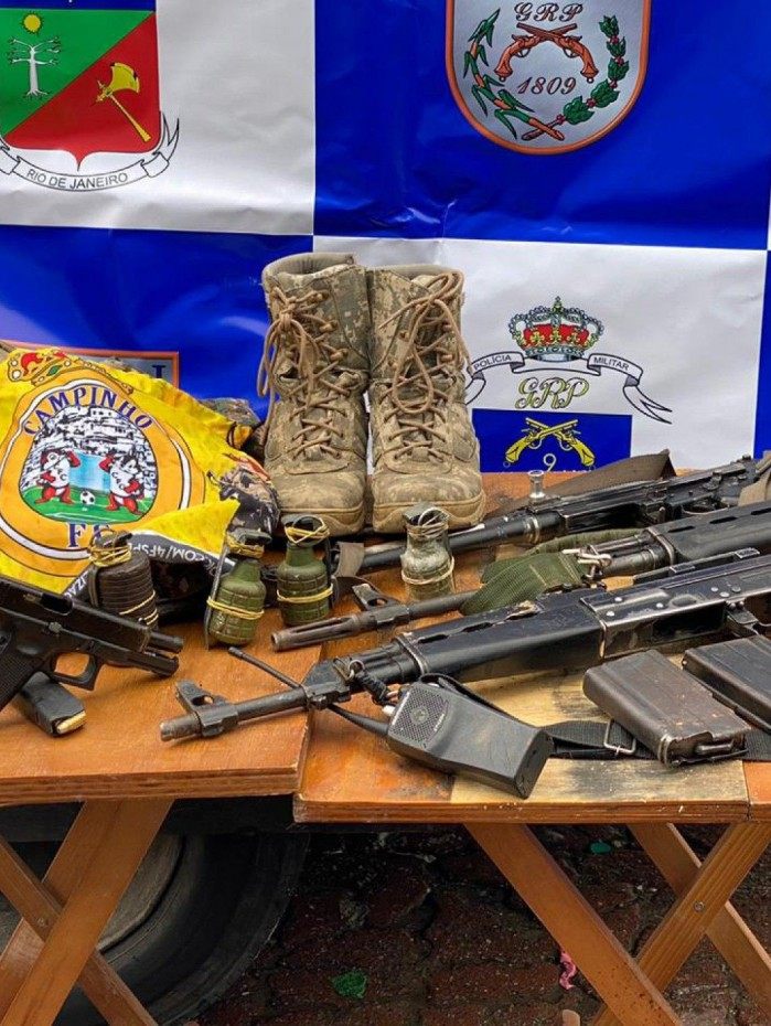 PM apreende fuzis durante operação contra grupos paramilitares que atuam na Praça Seca e Campinho